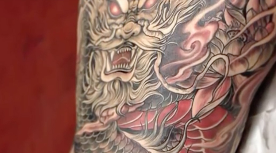 Драконы и самураи Татуировка для японцев все еще остается главным символом якудза. Здесь просто не принято уродовать кожу чернилами: татуированных людей, к примеру, не пускают даже в общественные бани. Туристам будет невозможно объяснить, что эту тату они сделали просто для себя.
