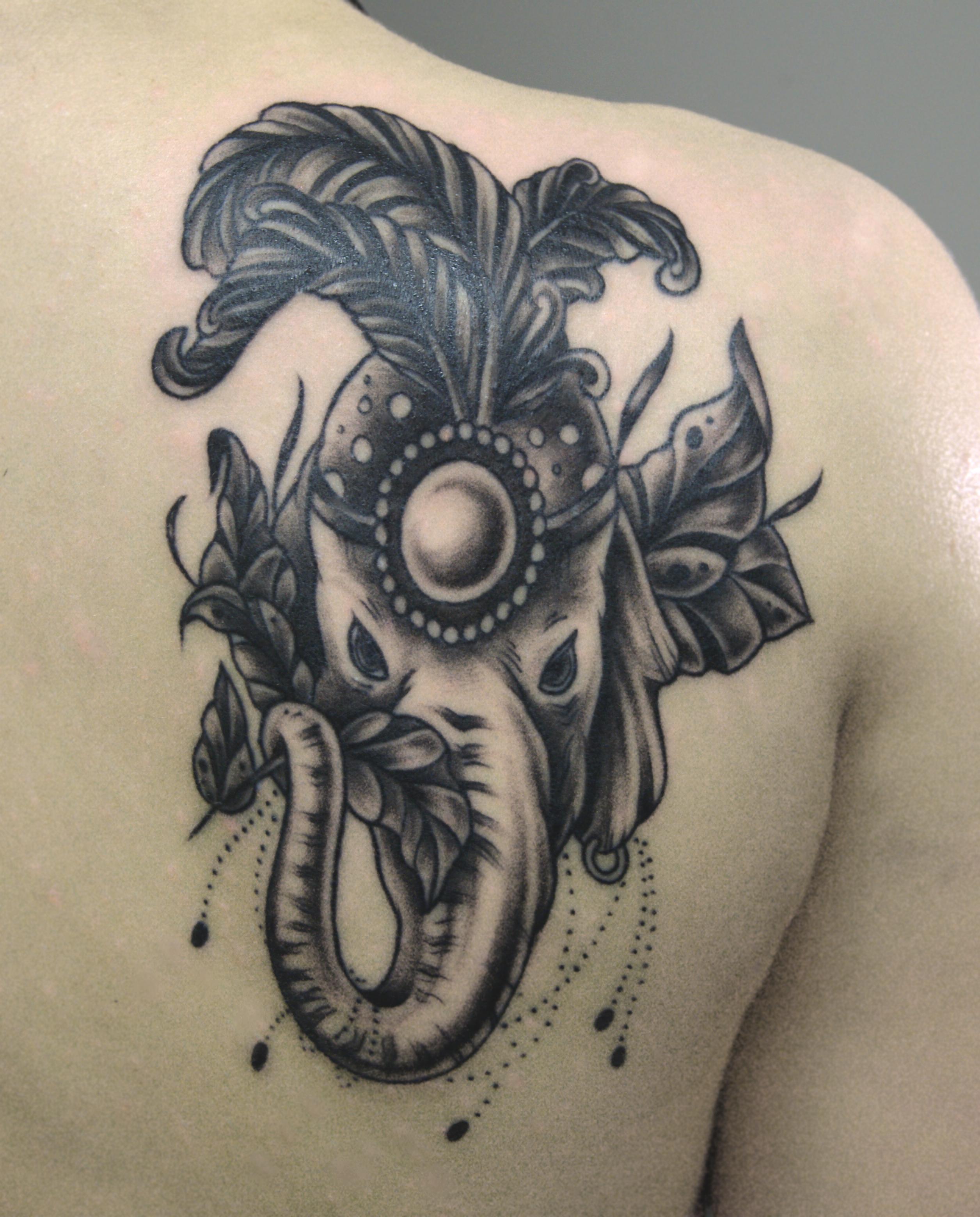 Татуировка «Слон» выполнена мастером Валерой Моргуновым на спине девушки за два сеанса, каждый по три часа.