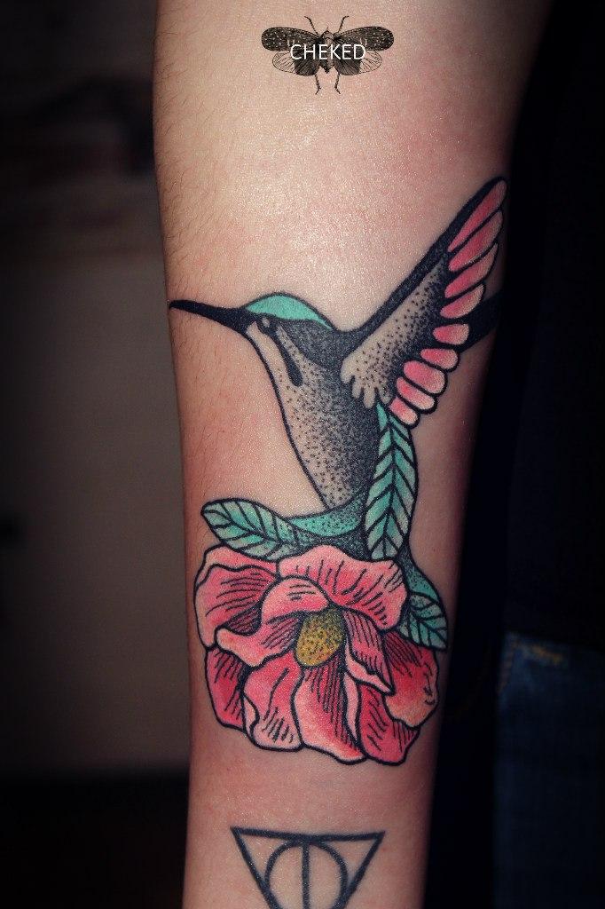 Художественная татуировка Колибри с цветком