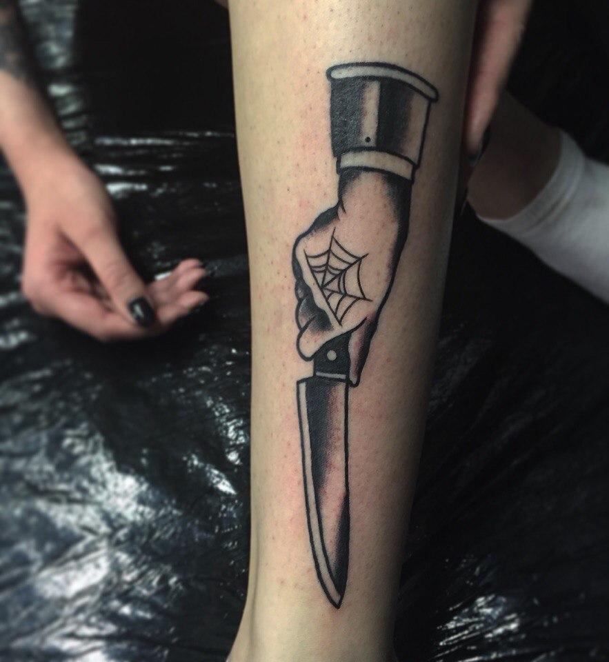 Художественная татуировка «Нож»