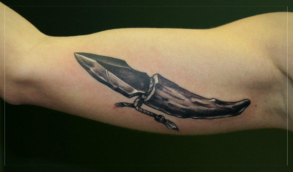 Художественная татуировка «Нож»