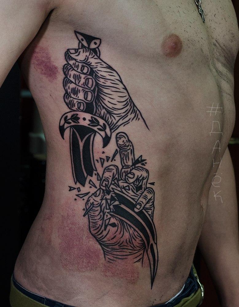 Художественная татуировка «Меч».Выполнена на рёбрах по эскизу мастера