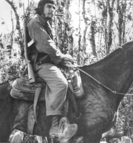 Эрнесто Че Гевара на муле в горах Сьерра-Маэстра.