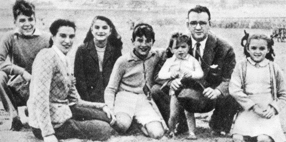 Семья Че Гевары. Слева направо - Эрнесто Гевара, мать Селия, сестра Селия, брат Роберто, отец Эрнесто с сыном Хуаном Мартином на руках и сестра Анна Мария 1941