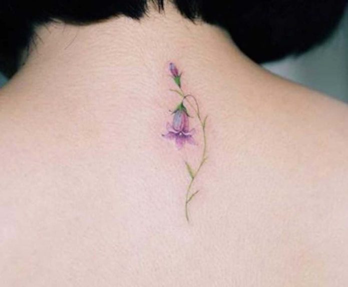 акварельная микро-тату на спине цветы