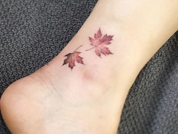 маленькое цветное тату на ноге кленовые листья