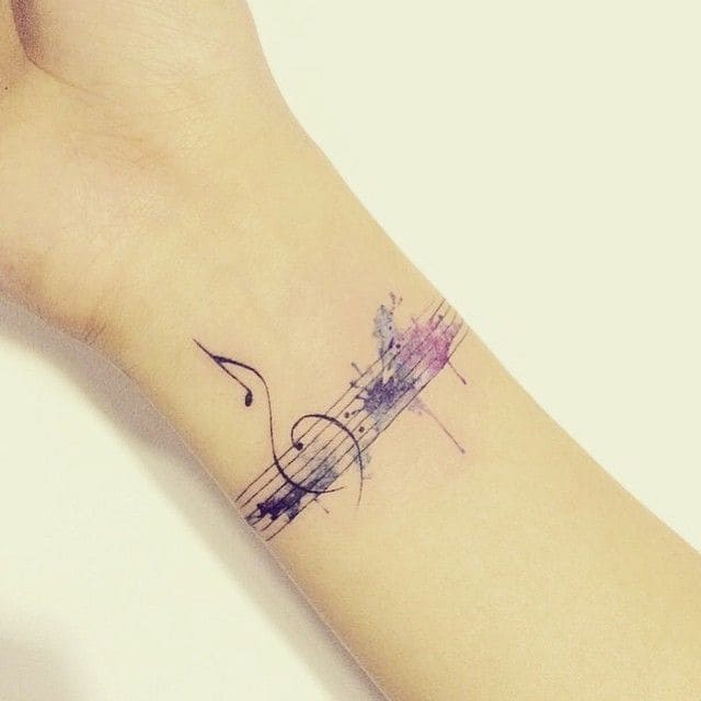 акварельный тату-браслет со скрипичным ключом
