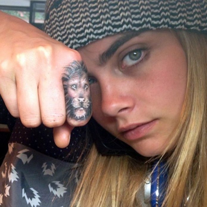 Татуировка на пальце Кары Делевинь