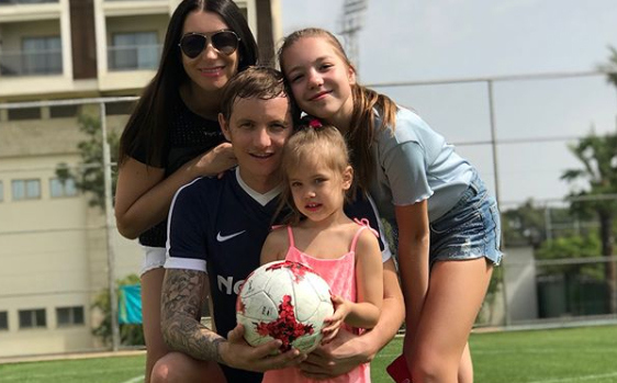 Роман и Лариса с дочками Кристиной и Милой ​Фото: «Инстаграм» 