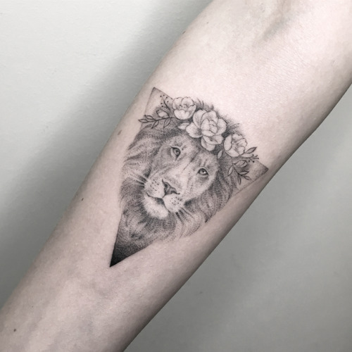 татуировка с изображением льва на руке