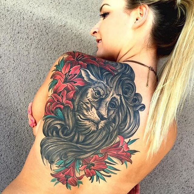 татуировка лев на спине