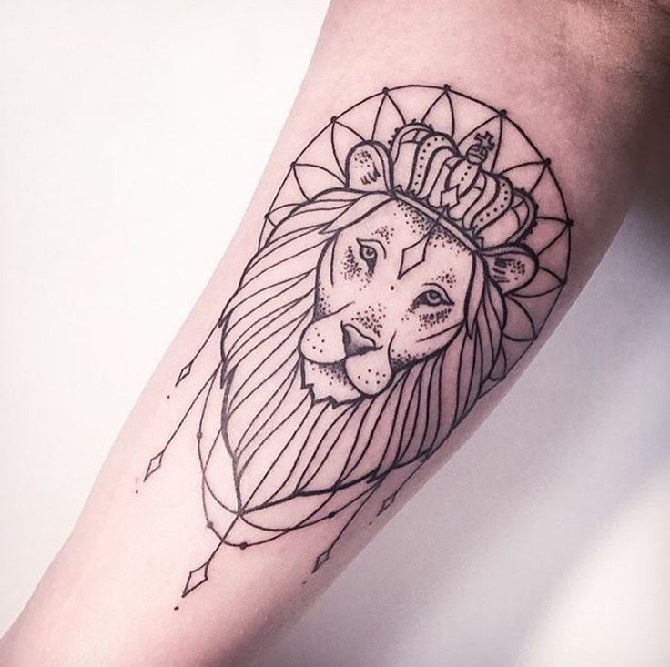 татуировка лев с короной на голове на руке
