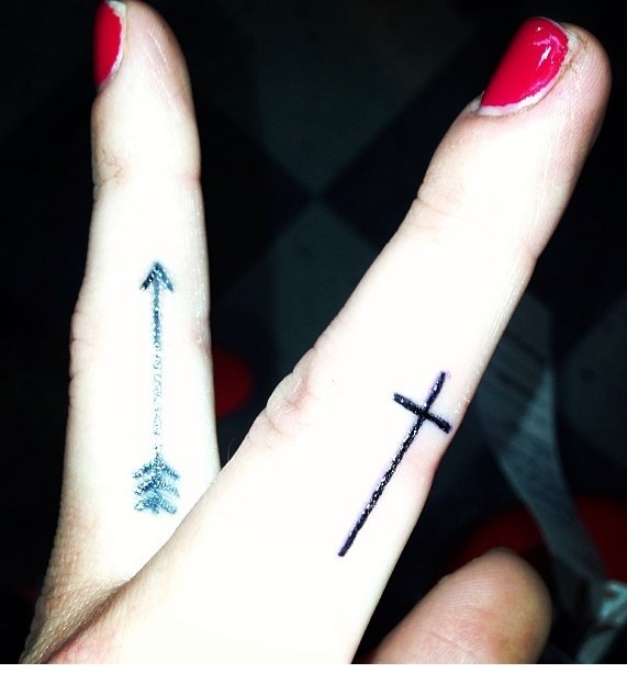 Идея татуировок крест на пальце