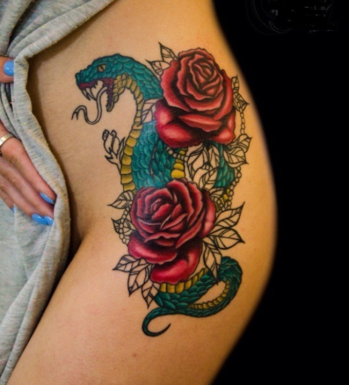 Интересная цветная тату на теле девушки звея и розы