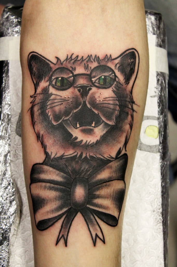 Кот с бантом - типичная татуировка воров