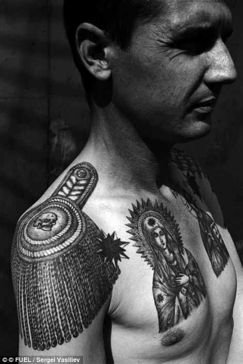 The epaulette tattooed on the shoulder, the thieves