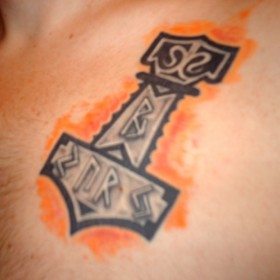 Татуировка на груди у парня - молот