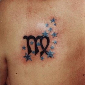 Татуировка на лопатке у девушки - знак зодиака Дева и звездочки