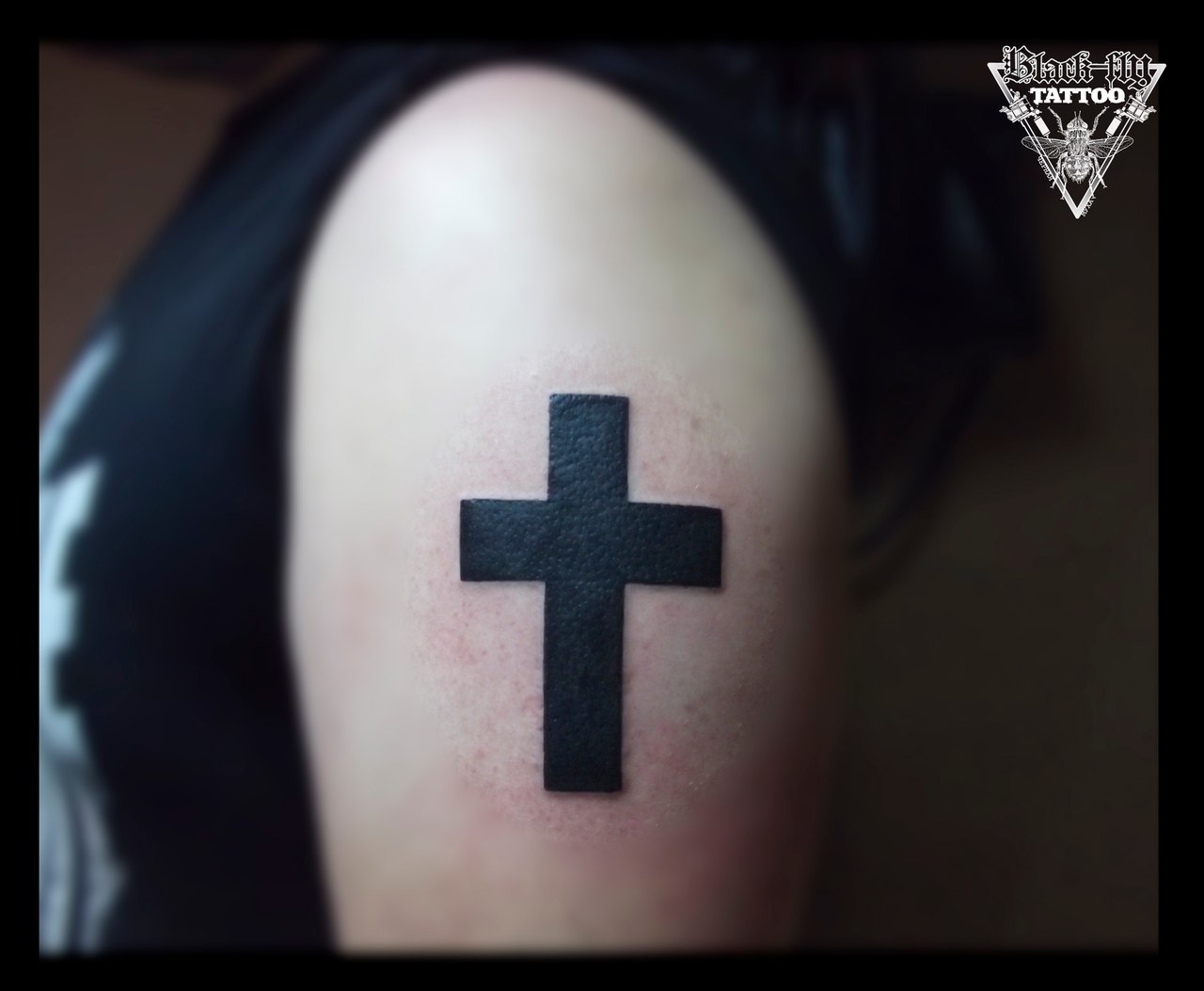 Что значит тату черно. Тату черный крест. Тату крест на плече. Тату кресты на плечах. Тату крест на руке.