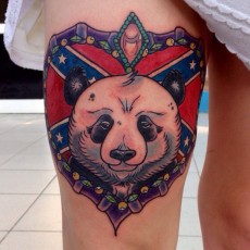 Татуировка на бедре у девушки - панда