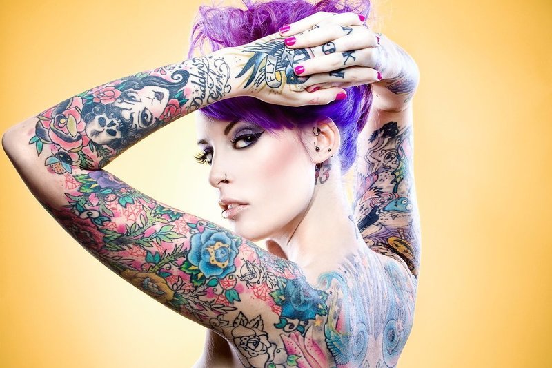 Девушка с цветными татуировками