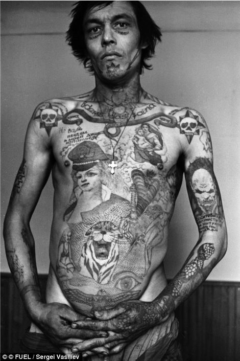 Заключенный на татуировках слева демонстрирует свой гнев и горечь в отношении коммунистической власти; татуировки на лице означают, что он никогда не ожидает свободы.