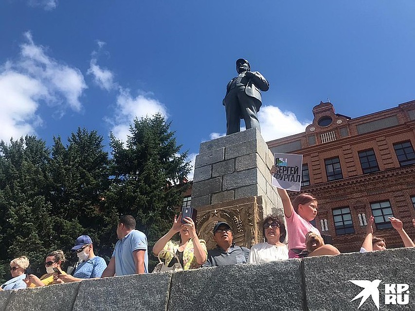 Традиционно «агорой» в Хабаровске становится площадь им. Ленина, именно туда с утра потянулись люди Фото: Владимир ВОРСОБИН