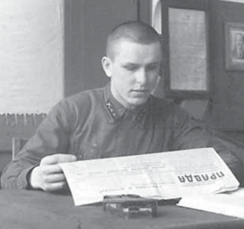 Два треугольника в петлицах — знаки различия отделённого командира в РККА с 1935 г.