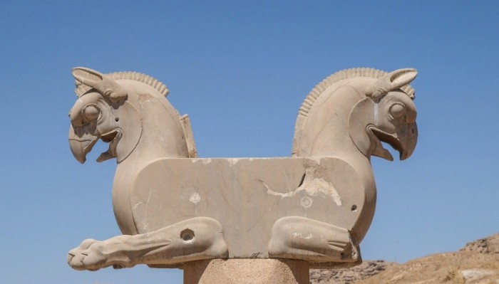Грифоны, украшавшие капитель колонны дворца персидских царей в Парсе