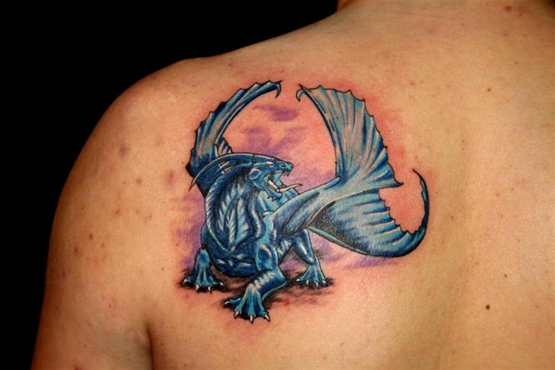 Татуировка синего крылатого чудовища