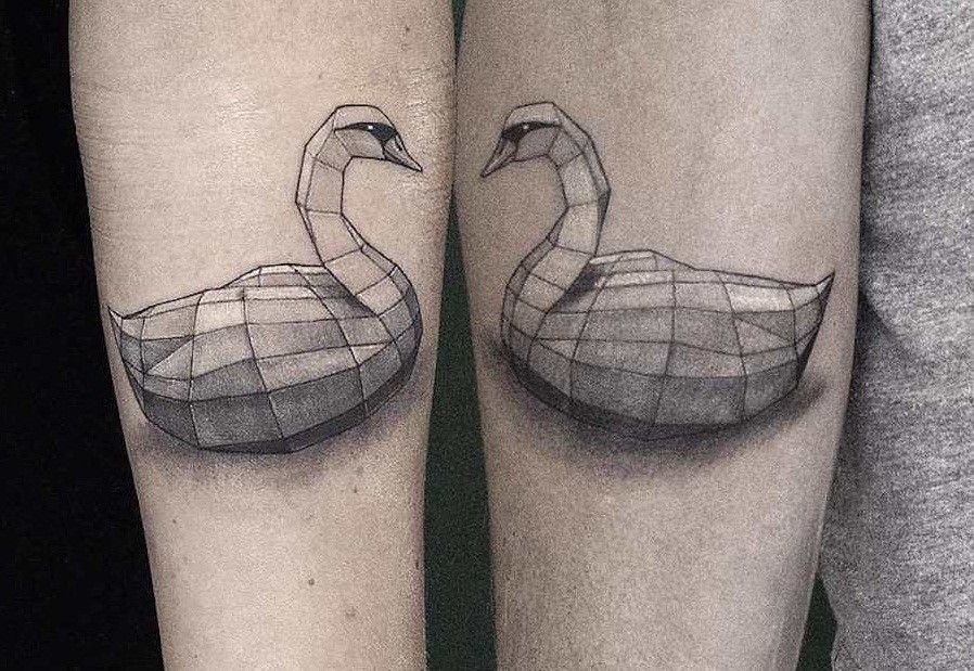 Лебедь: парная татуировка на руке мужчины и женщины