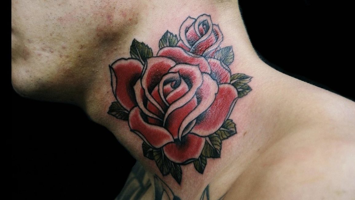 Татуировка роза на мужской шее сбоку