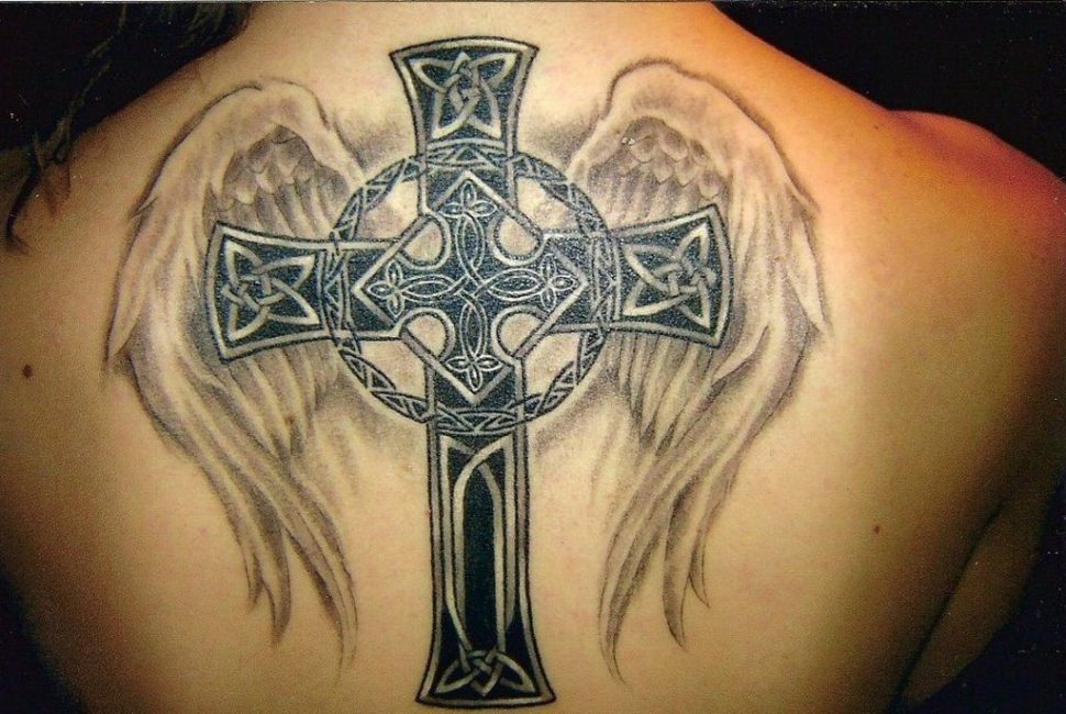 Кельтский крест на спине мужчины