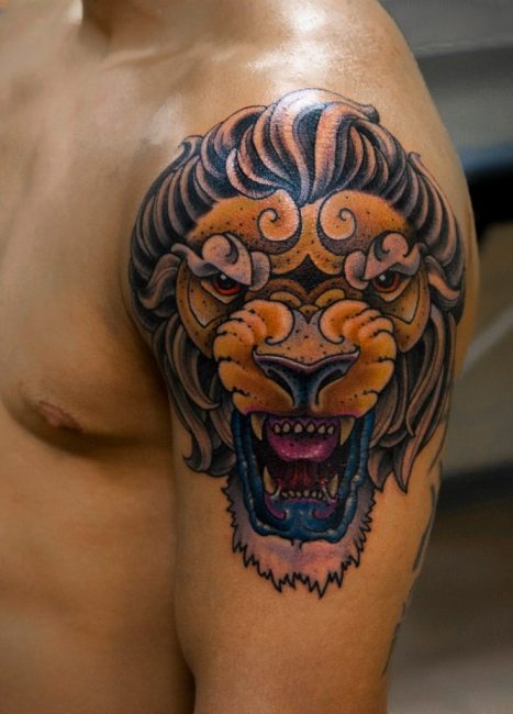 Татуировка с оскалом тигра на плече