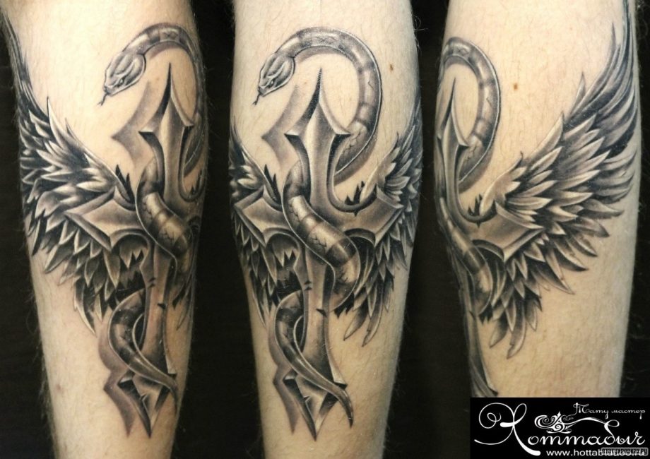 Татуировка крест со змеями