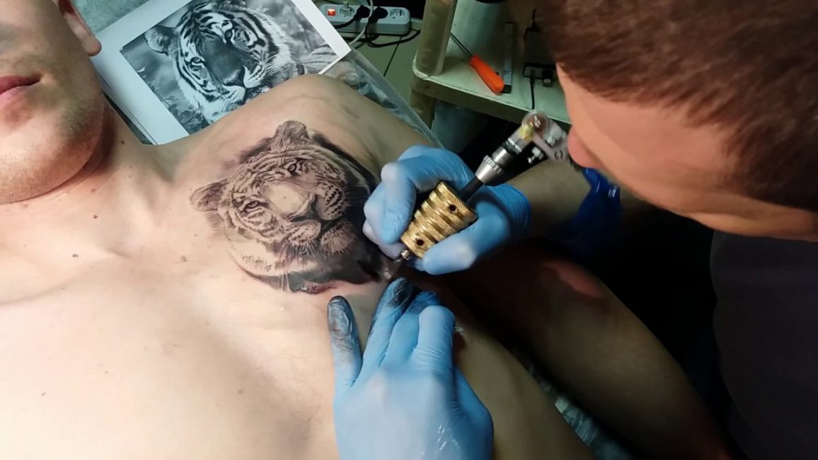 Процесс нанесения татуировки