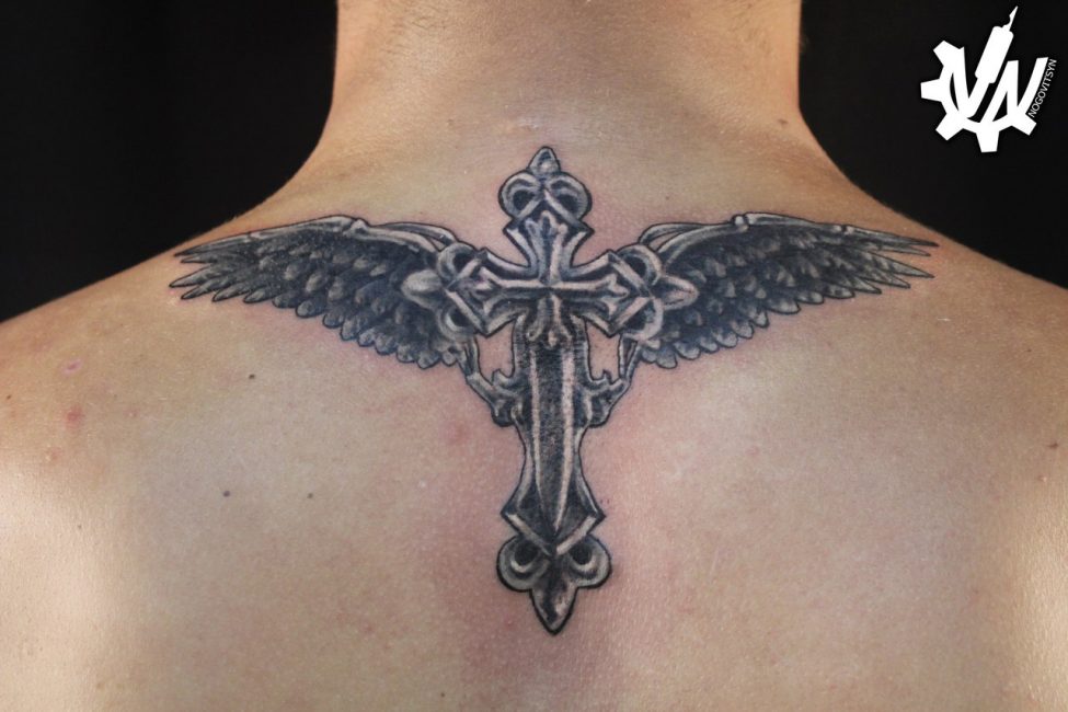 Татуировка крест с крыльями