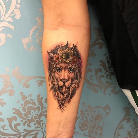 Татуировка льва на руке