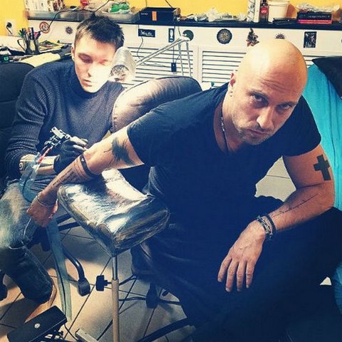 Дмитрий Нагиев делает новую татуировку