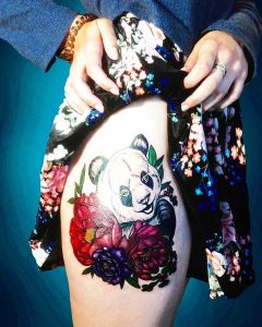 Сексуальная тату на женском бедре панда с цветами
