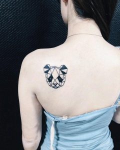 Женская татуировка панды в стиле геометрия на спине