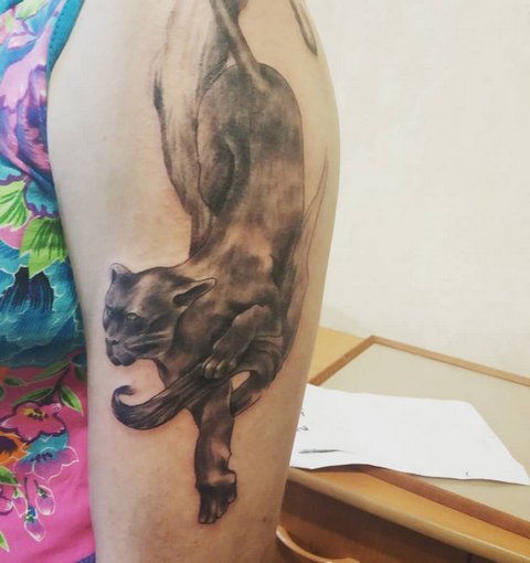 Женская татуировка пантеры на плече
