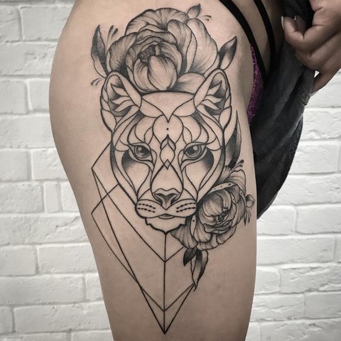 Крутая татуировка пантеры с цветами на бедре
