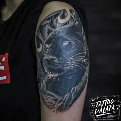 Реалистичная тату пантеры на плече