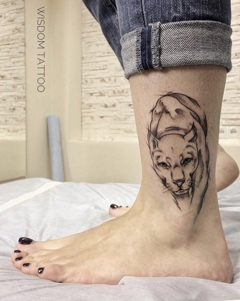 Изображение пантеры на ноге