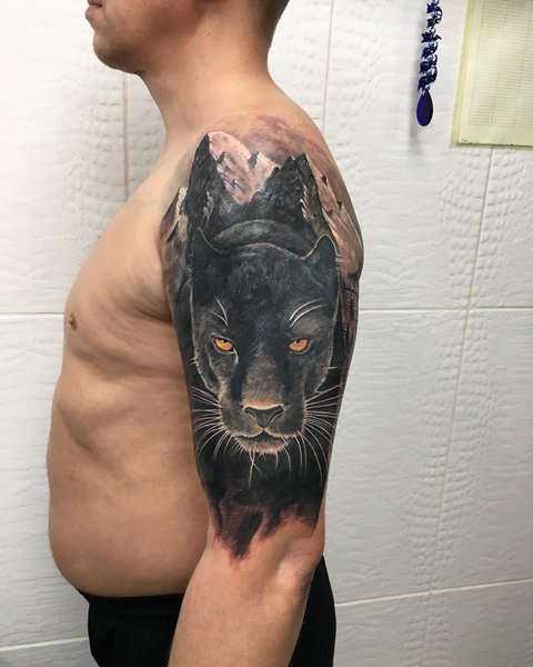 Мужская татуировка пантера и горы на плече