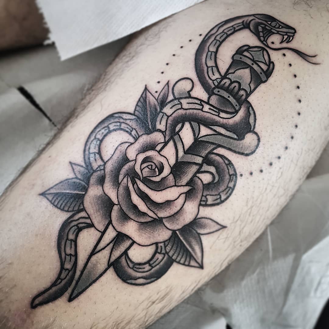 Татуировка Кинжал Роза и Змея на Ноге