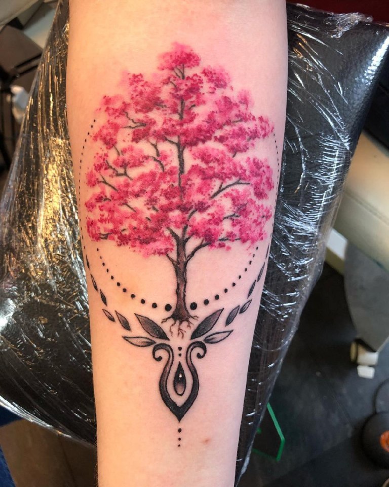 татуировка дерево на руке