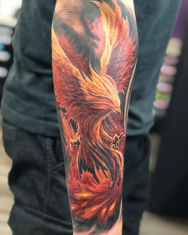 Огненный феникс на руке
