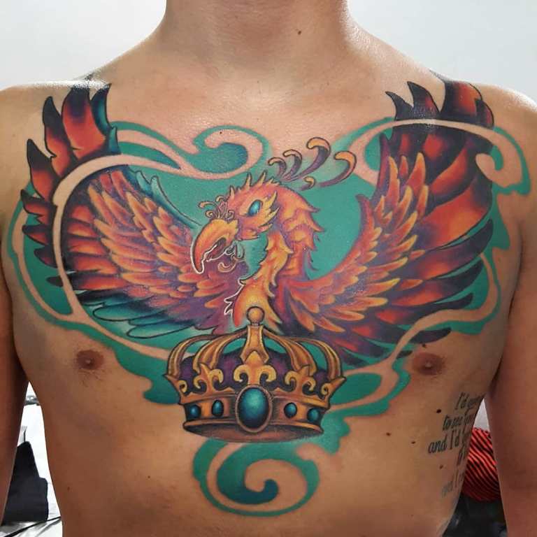 Татуировка феникса на груди